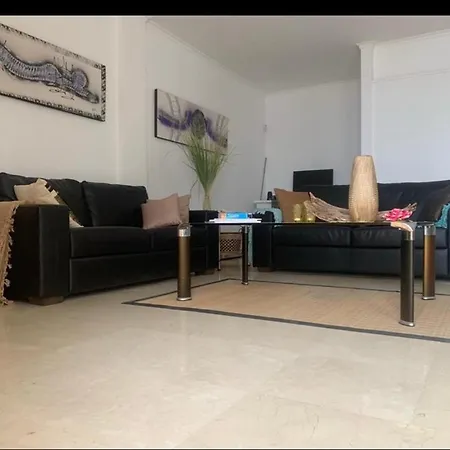 Beautiful 2-Bed Apartment In Estepona With Seaview Apartmán
