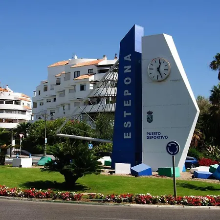 Beautiful 2-Bed Apartment In Estepona With Seaview דירה *