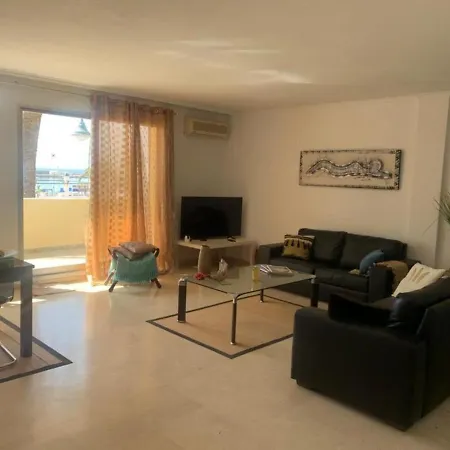 Beautiful 2-Bed Apartment In Estepona With Seaview דירה *