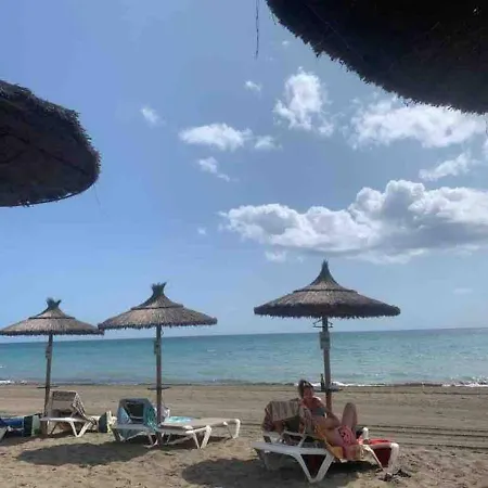 Beautiful 2-Bed Apartment In Estepona With Seaview דירה *